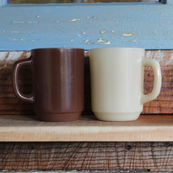 Fire King 1950s pair of mugs ~Burnt red ~ Off white~"D" handled for larger hands - Picture 5 of 5